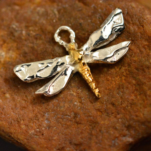 925er Silberanhänger „Libelle“ mit goldenen Akzenten – handgefertigter Boho-Talisman für Wandel und spirituelles Wachstum, skulpturales Schmuckstück und Geschenk für Mutter, Tochter oder Freundin | Art Diva