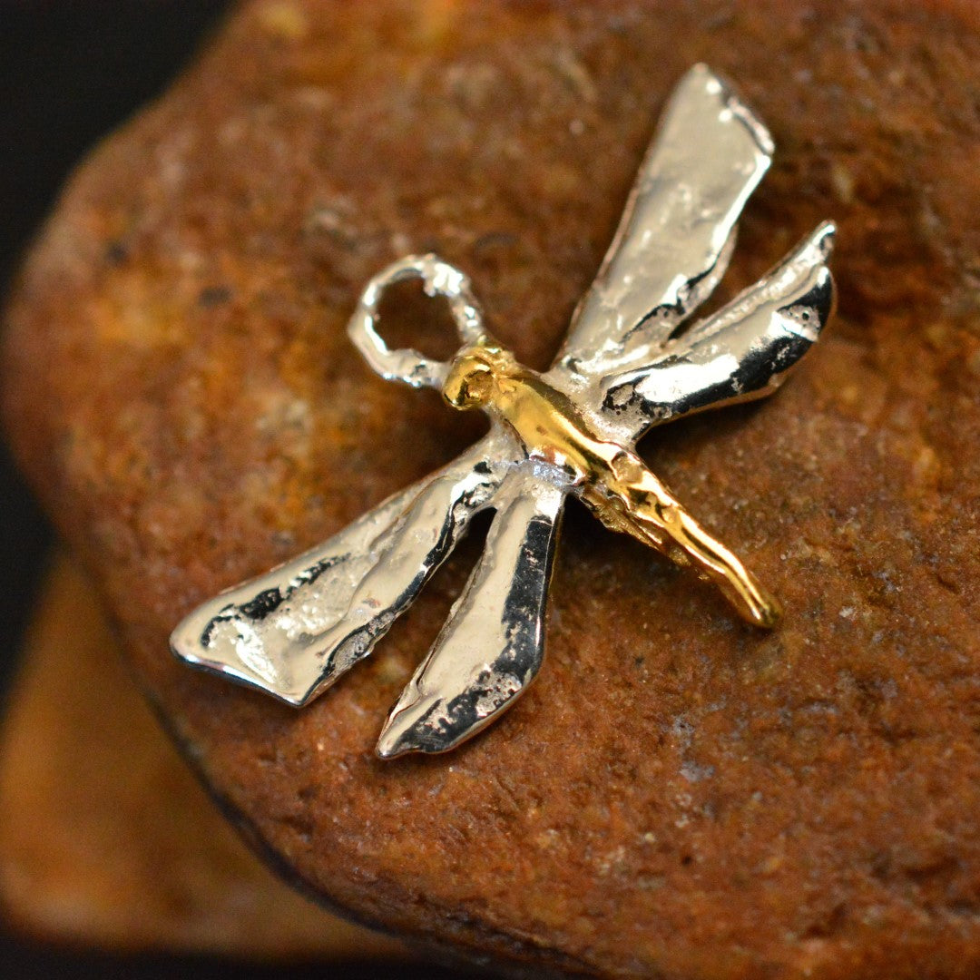 925er Silberanhänger „Libelle“ mit goldenen Akzenten – handgefertigter Boho-Talisman für Wandel und spirituelles Wachstum, skulpturales Schmuckstück und Geschenk für Mutter, Tochter oder Freundin | Art Diva