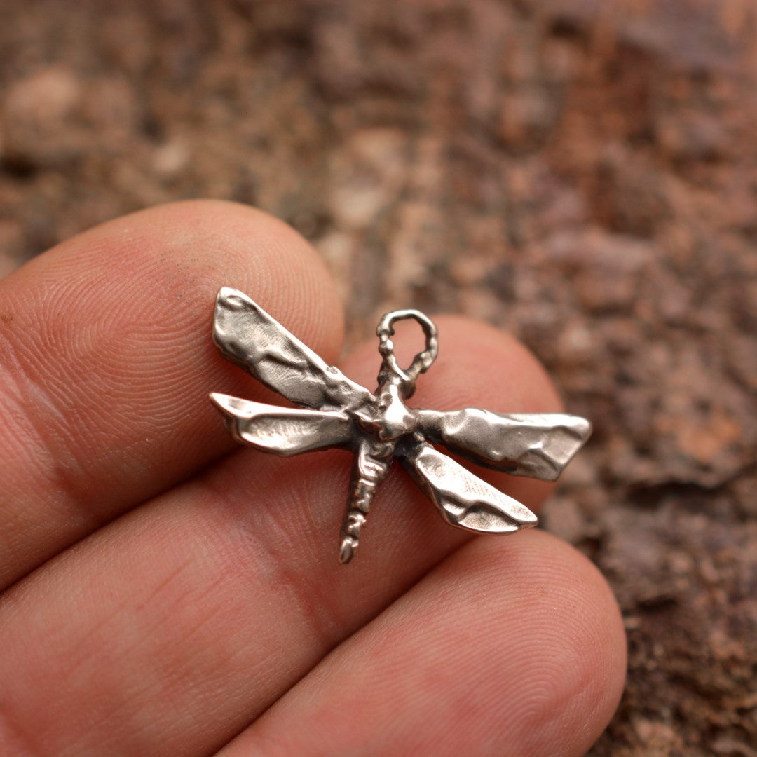 925er Silberanhänger „Libelle“ – handgefertigter Boho-Talisman für Wandel und spirituelles Wachstum, skulpturales Schmuckstück und Geschenk für Mutter, Tochter oder Freundin | Art Diva