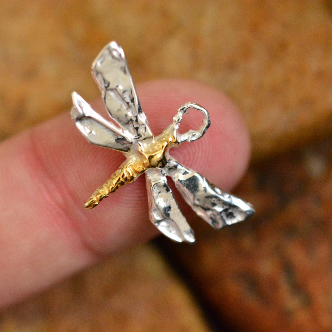 925er Silberanhänger „Libelle“ mit goldenen Akzenten – handgefertigter Boho-Talisman für Wandel und spirituelles Wachstum, skulpturales Schmuckstück und Geschenk für Mutter, Tochter oder Freundin | Art Diva