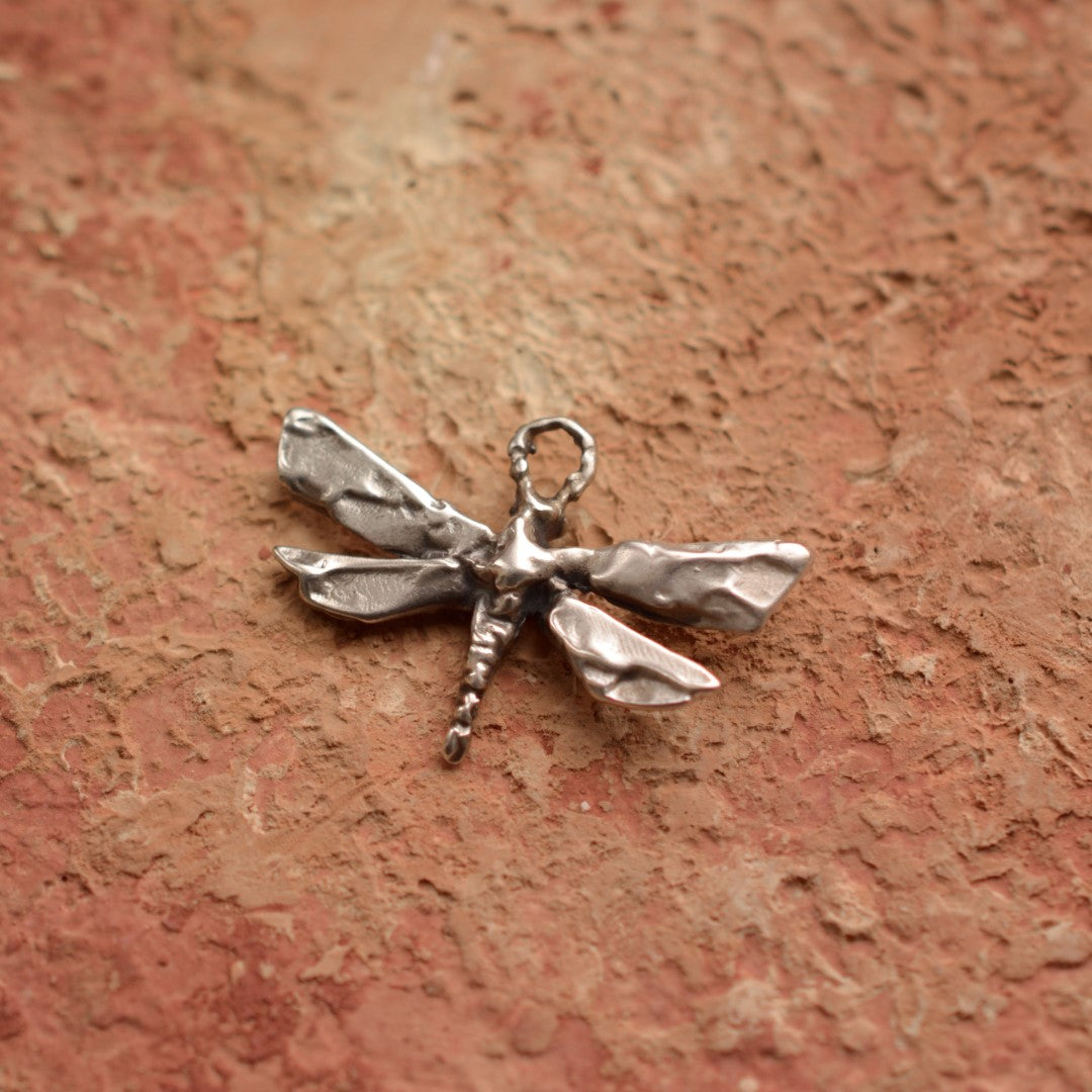 925er Silberanhänger „Libelle“ – handgefertigter Boho-Talisman für Wandel und spirituelles Wachstum, skulpturales Schmuckstück und Geschenk für Mutter, Tochter oder Freundin | Art Diva