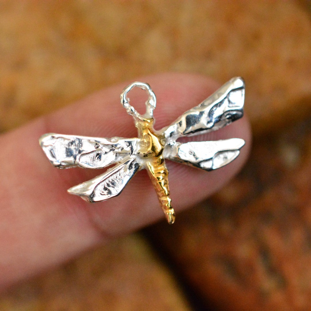 925er Silberanhänger „Libelle“ mit goldenen Akzenten – handgefertigter Boho-Talisman für Wandel und spirituelles Wachstum, skulpturales Schmuckstück und Geschenk für Mutter, Tochter oder Freundin | Art Diva