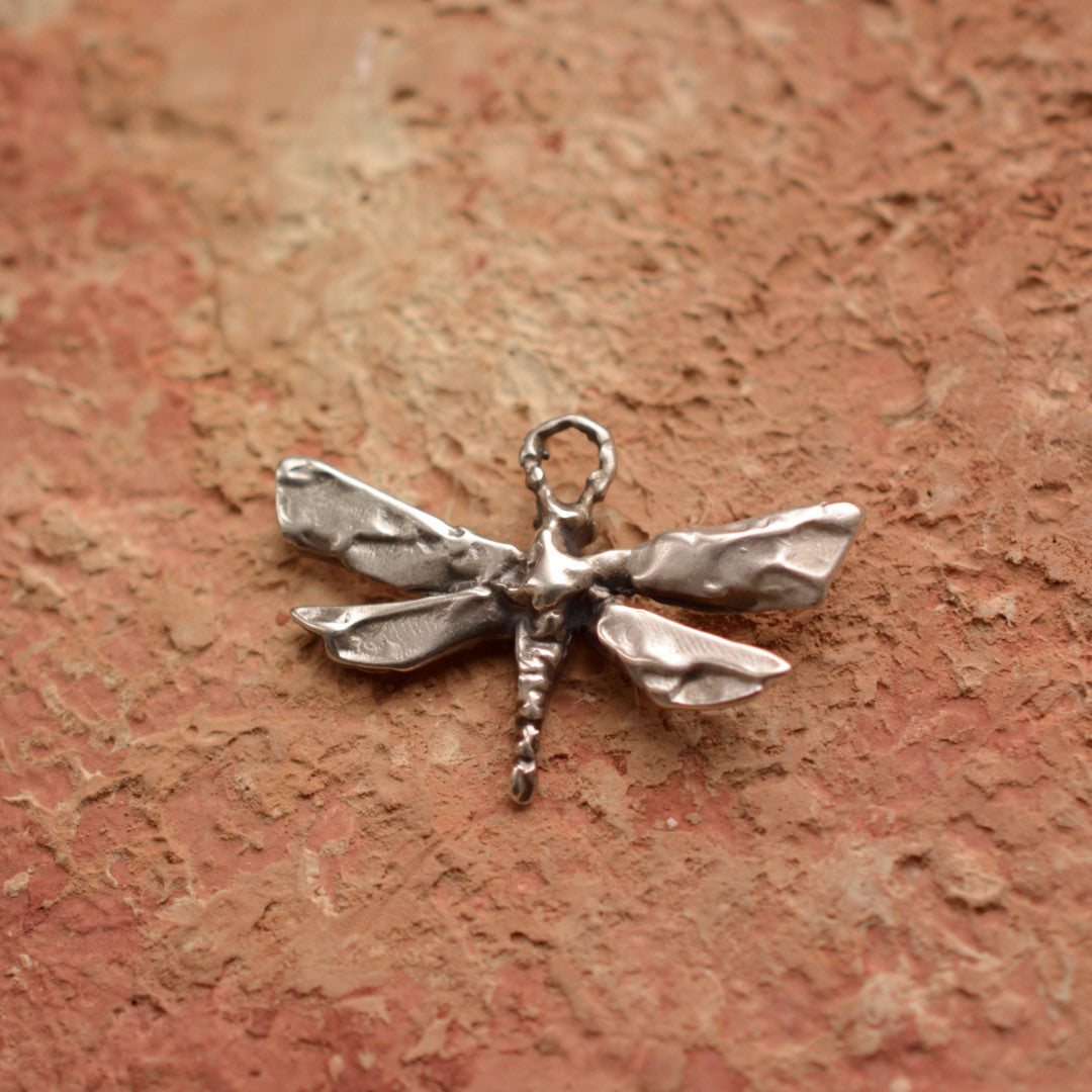 925er Silberanhänger „Libelle“ – handgefertigter Boho-Talisman für Wandel und spirituelles Wachstum, skulpturales Schmuckstück und Geschenk für Mutter, Tochter oder Freundin | Art Diva