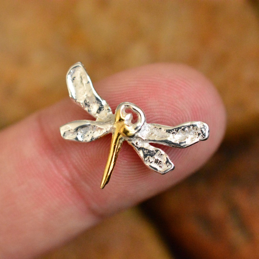 „Libelle“-Anhänger aus 925er Silber mit goldfarbenen Akzenten – Talisman für Veränderung, Leichtigkeit und innere Freiheit, handgefertigt im Boho- und rustikalen Stil | Art Diva