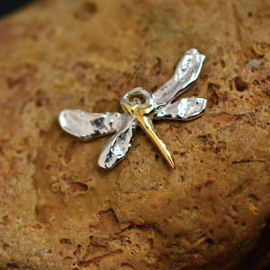 „Libelle“-Anhänger aus 925er Silber mit goldfarbenen Akzenten – Talisman für Veränderung, Leichtigkeit und innere Freiheit, handgefertigt im Boho- und rustikalen Stil | Art Diva