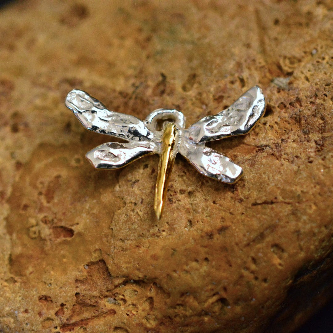 „Libelle“-Anhänger aus 925er Silber mit goldfarbenen Akzenten – Talisman für Veränderung, Leichtigkeit und innere Freiheit, handgefertigt im Boho- und rustikalen Stil | Art Diva