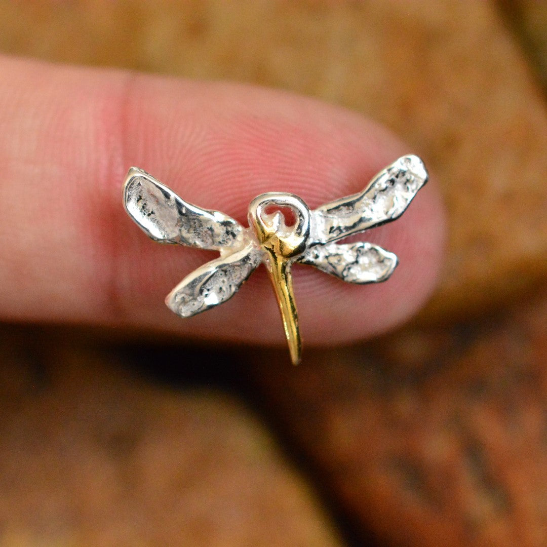 „Libelle“-Anhänger aus 925er Silber mit goldfarbenen Akzenten – Talisman für Veränderung, Leichtigkeit und innere Freiheit, handgefertigt im Boho- und rustikalen Stil | Art Diva