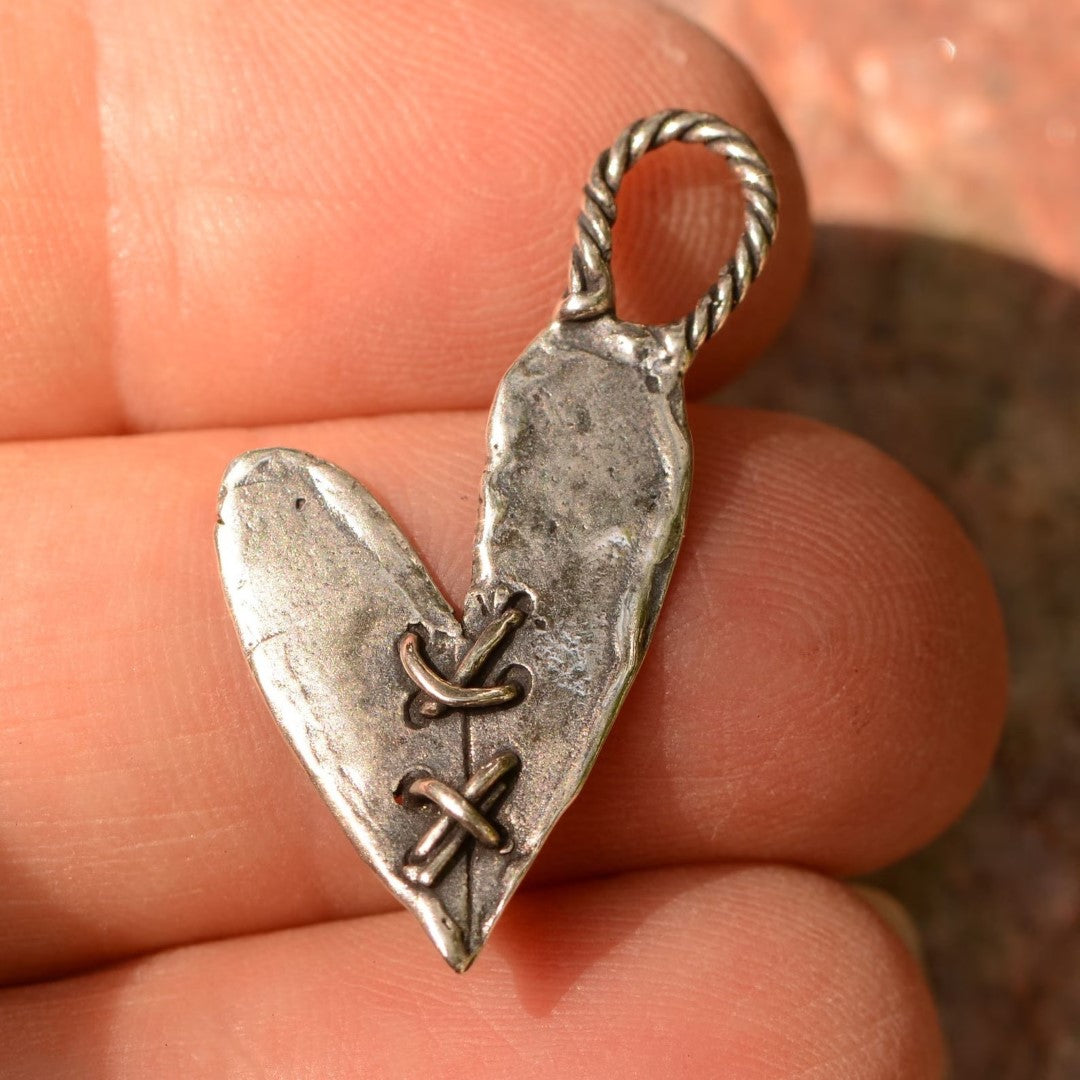 „Genähtes Herz“-Anhänger aus 925er Silber – handgefertigter Talisman für Liebe, rustikaler Skulpturenschmuck im Boho-Stil, Geschenk für Mutter, Tochter oder Freundin | Art Diva