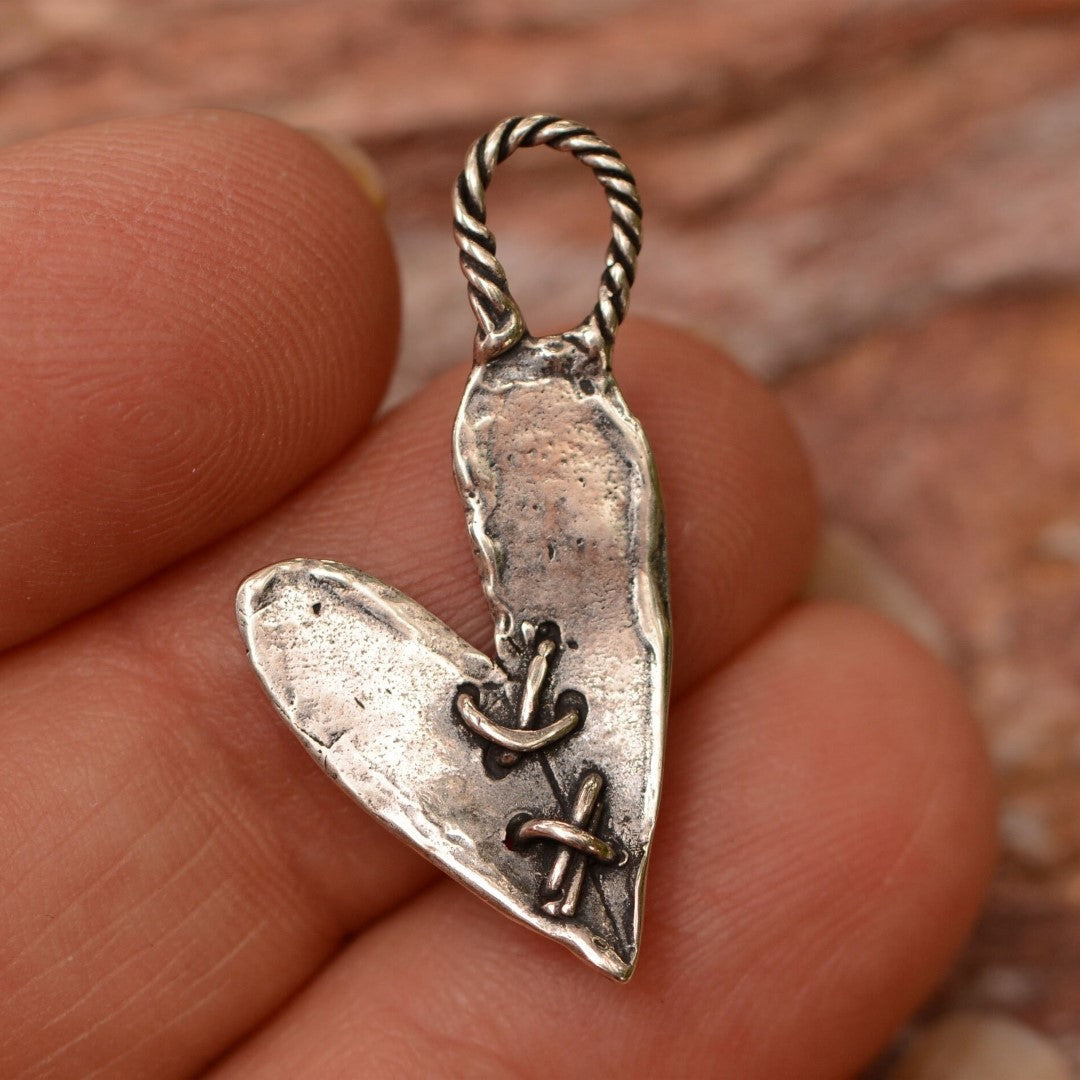 „Genähtes Herz“-Anhänger aus 925er Silber – handgefertigter Talisman für Liebe, rustikaler Skulpturenschmuck im Boho-Stil, Geschenk für Mutter, Tochter oder Freundin | Art Diva