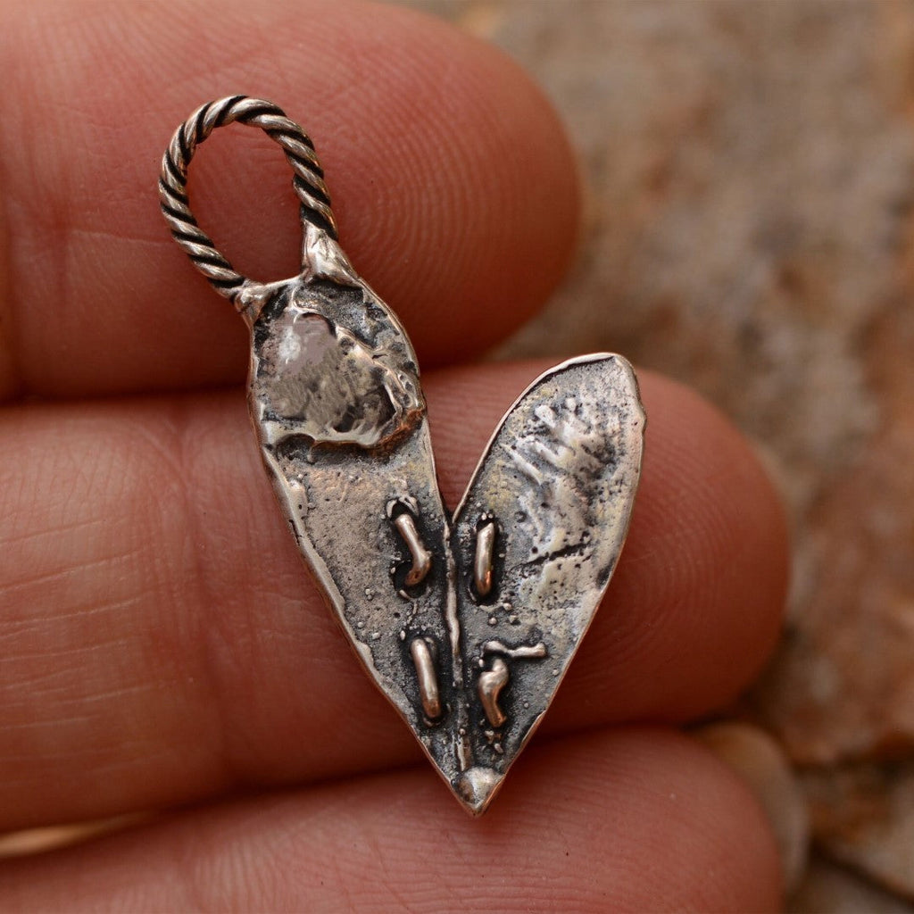 „Genähtes Herz“-Anhänger aus 925er Silber – handgefertigter Talisman für Liebe, rustikaler Skulpturenschmuck im Boho-Stil, Geschenk für Mutter, Tochter oder Freundin | Art Diva