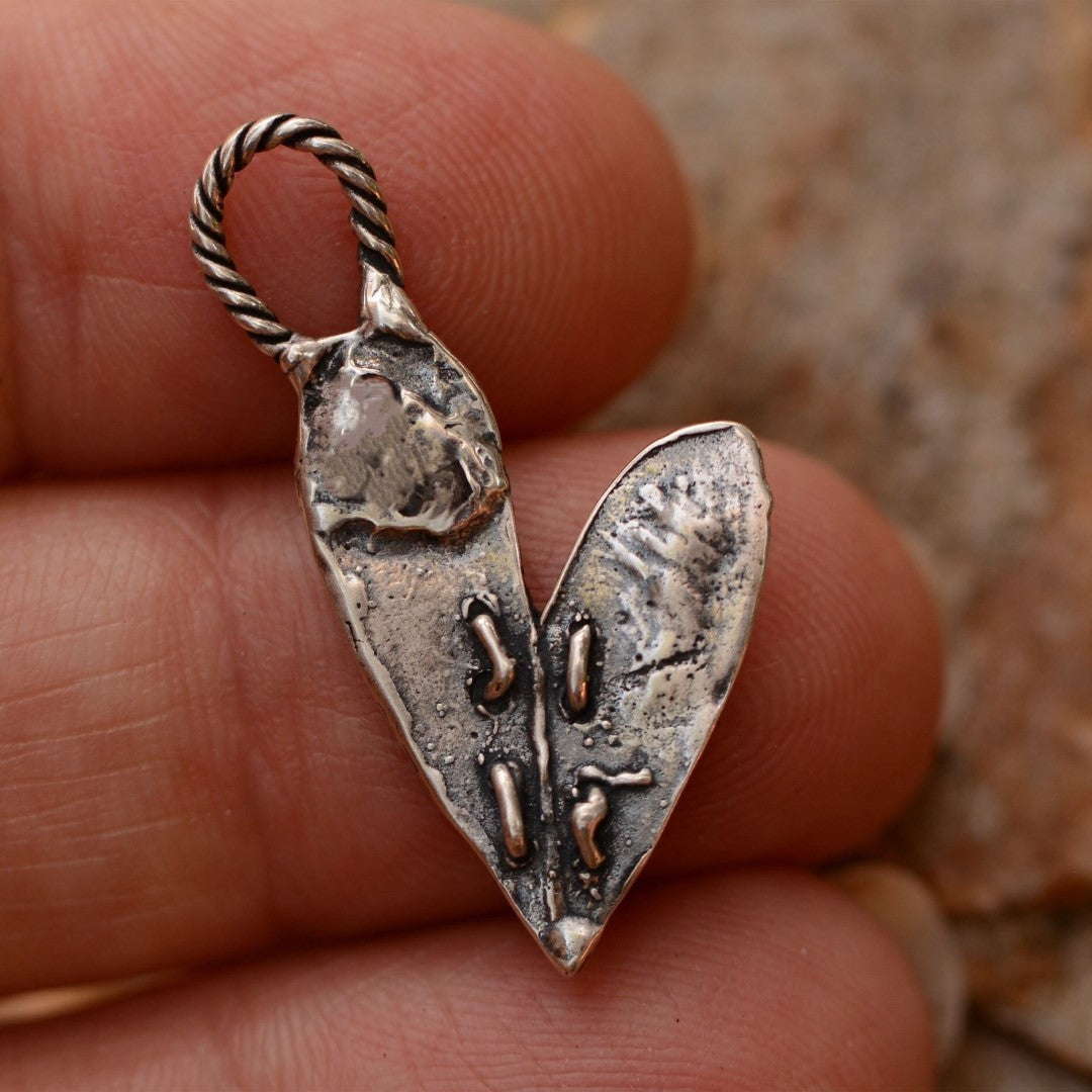 „Genähtes Herz“-Anhänger aus 925er Silber – handgefertigter Talisman für Liebe, rustikaler Skulpturenschmuck im Boho-Stil, Geschenk für Mutter, Tochter oder Freundin | Art Diva