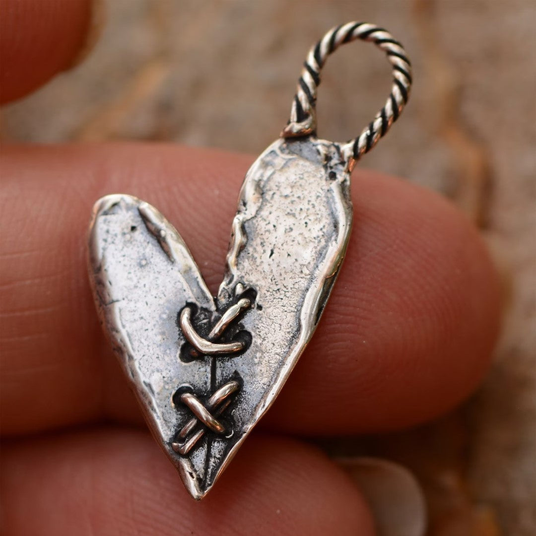„Genähtes Herz“-Anhänger aus 925er Silber – handgefertigter Talisman für Liebe, rustikaler Skulpturenschmuck im Boho-Stil, Geschenk für Mutter, Tochter oder Freundin | Art Diva