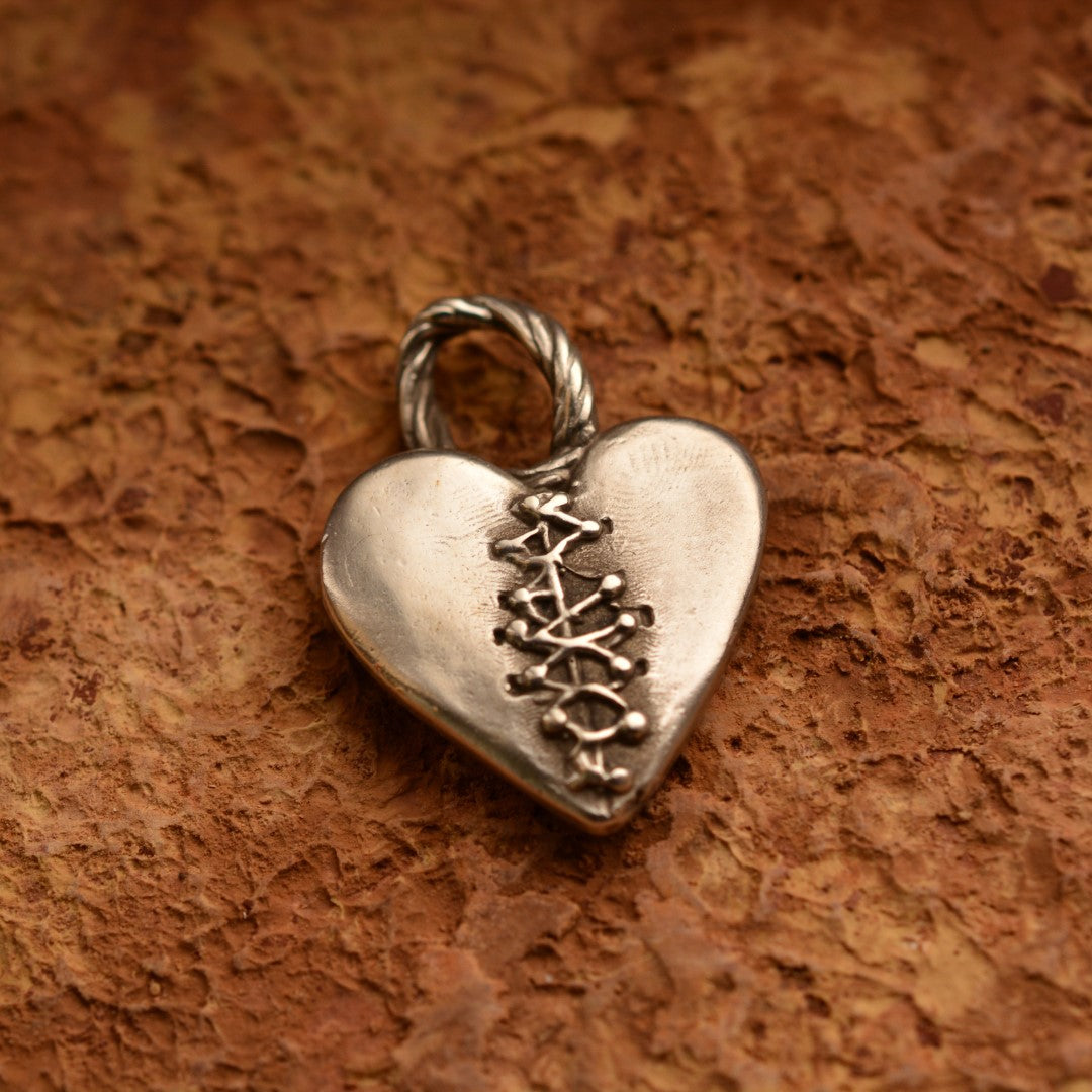„Geflicktes Herz“ – handgefertigter Anhänger aus 925er Silber, Talisman für Liebe und Hoffnung, Skulpturenschmuck im Boho- und rustikalen Stil | Art Diva