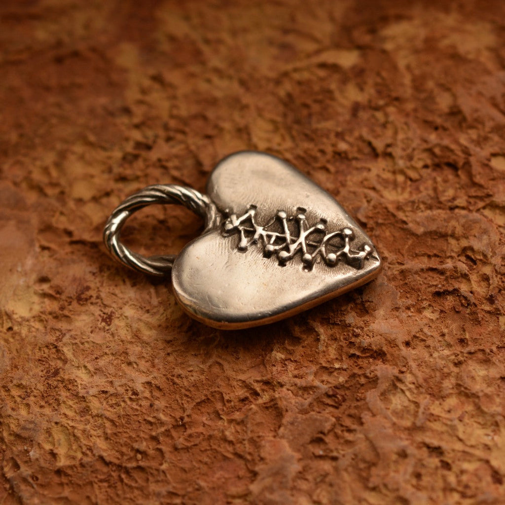 „Geflicktes Herz“ – handgefertigter Anhänger aus 925er Silber, Talisman für Liebe und Hoffnung, Skulpturenschmuck im Boho- und rustikalen Stil | Art Diva