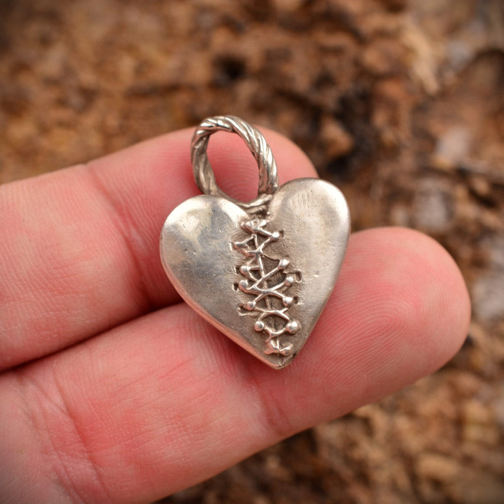 „Geflicktes Herz“ – handgefertigter Anhänger aus 925er Silber, Talisman für Liebe und Hoffnung, Skulpturenschmuck im Boho- und rustikalen Stil | Art Diva