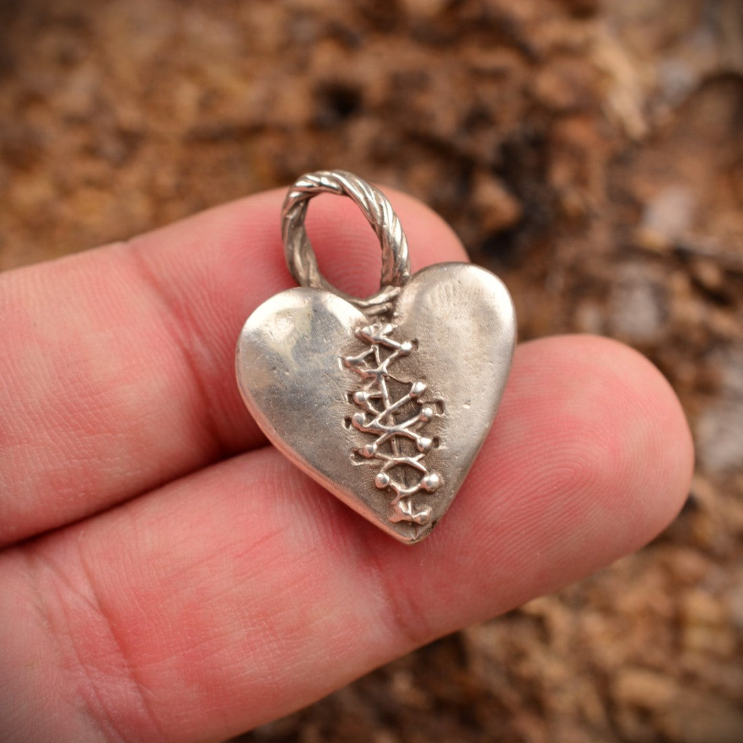 „Geflicktes Herz“ – handgefertigter Anhänger aus 925er Silber, Talisman für Liebe und Hoffnung, Skulpturenschmuck im Boho- und rustikalen Stil | Art Diva