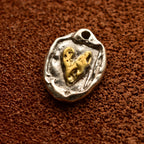 „Goldenes Herz“ – handgefertigter Anhänger aus 925er Silber, Symbol für Liebe und Wärme, Skulpturenschmuck im Boho- und rustikalen Stil | Art Diva