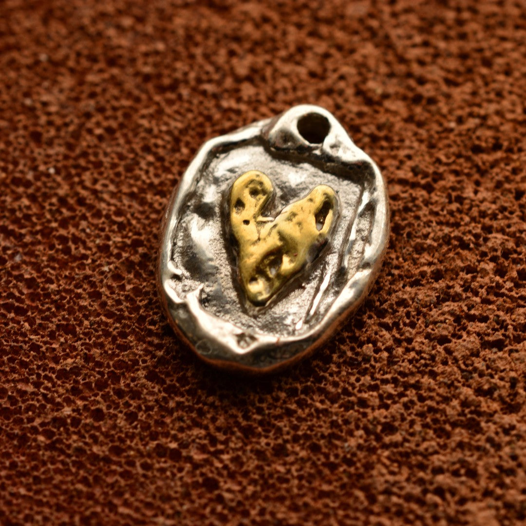 „Goldenes Herz“ – handgefertigter Anhänger aus 925er Silber, Symbol für Liebe und Wärme, Skulpturenschmuck im Boho- und rustikalen Stil | Art Diva