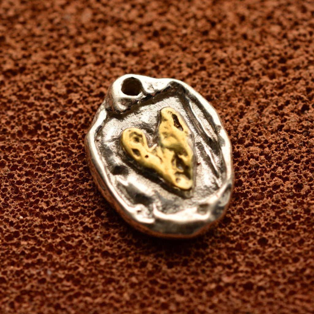 „Goldenes Herz“ – handgefertigter Anhänger aus 925er Silber, Symbol für Liebe und Wärme, Skulpturenschmuck im Boho- und rustikalen Stil | Art Diva