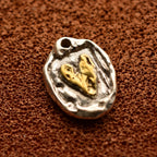 „Goldenes Herz“ – handgefertigter Anhänger aus 925er Silber, Symbol für Liebe und Wärme, Skulpturenschmuck im Boho- und rustikalen Stil | Art Diva