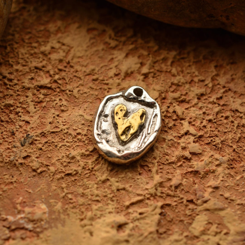 „Goldenes Herz“ – handgefertigter Anhänger aus 925er Silber, Symbol für Liebe und Wärme, Skulpturenschmuck im Boho- und rustikalen Stil | Art Diva