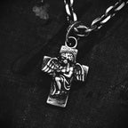 „Engelsumarmung“-Kreuz-Anhänger aus 925er Silber – handgefertigter Talisman für Schutz und spirituelle Stärke, Skulpturenschmuck im Boho- und rustikalen Stil | Art Diva