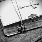„Engelsumarmung“-Kreuz-Anhänger aus 925er Silber – handgefertigter Talisman für Schutz und spirituelle Stärke, Skulpturenschmuck im Boho- und rustikalen Stil | Art Diva