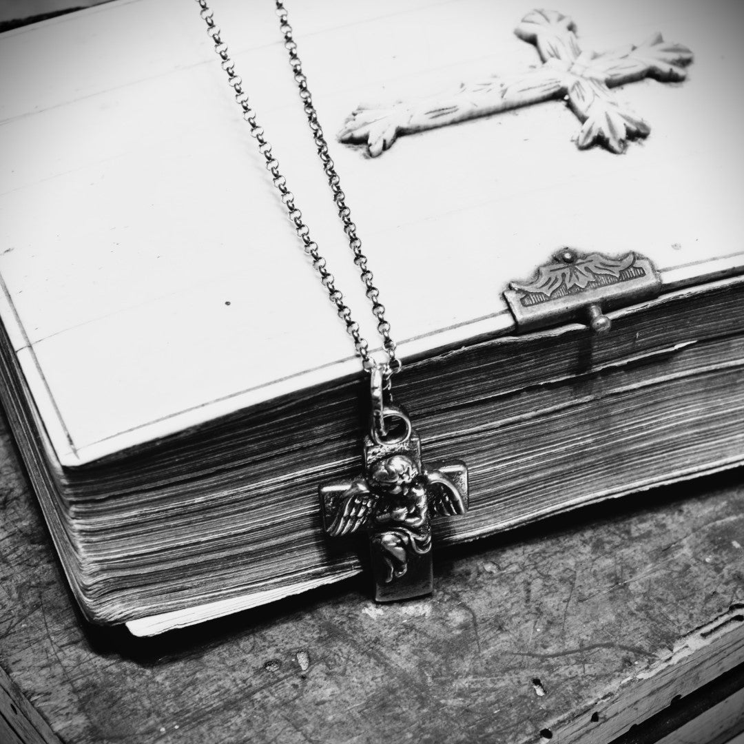 „Engelsumarmung“-Kreuz-Anhänger aus 925er Silber – handgefertigter Talisman für Schutz und spirituelle Stärke, Skulpturenschmuck im Boho- und rustikalen Stil | Art Diva
