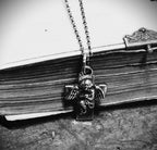 „Engelsumarmung“-Kreuz-Anhänger aus 925er Silber – handgefertigter Talisman für Schutz und spirituelle Stärke, Skulpturenschmuck im Boho- und rustikalen Stil | Art Diva