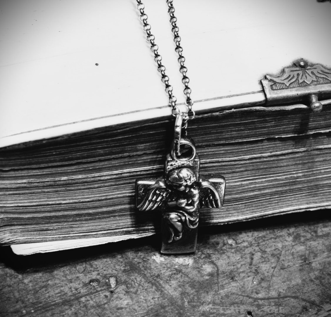 „Engelsumarmung“-Kreuz-Anhänger aus 925er Silber – handgefertigter Talisman für Schutz und spirituelle Stärke, Skulpturenschmuck im Boho- und rustikalen Stil | Art Diva