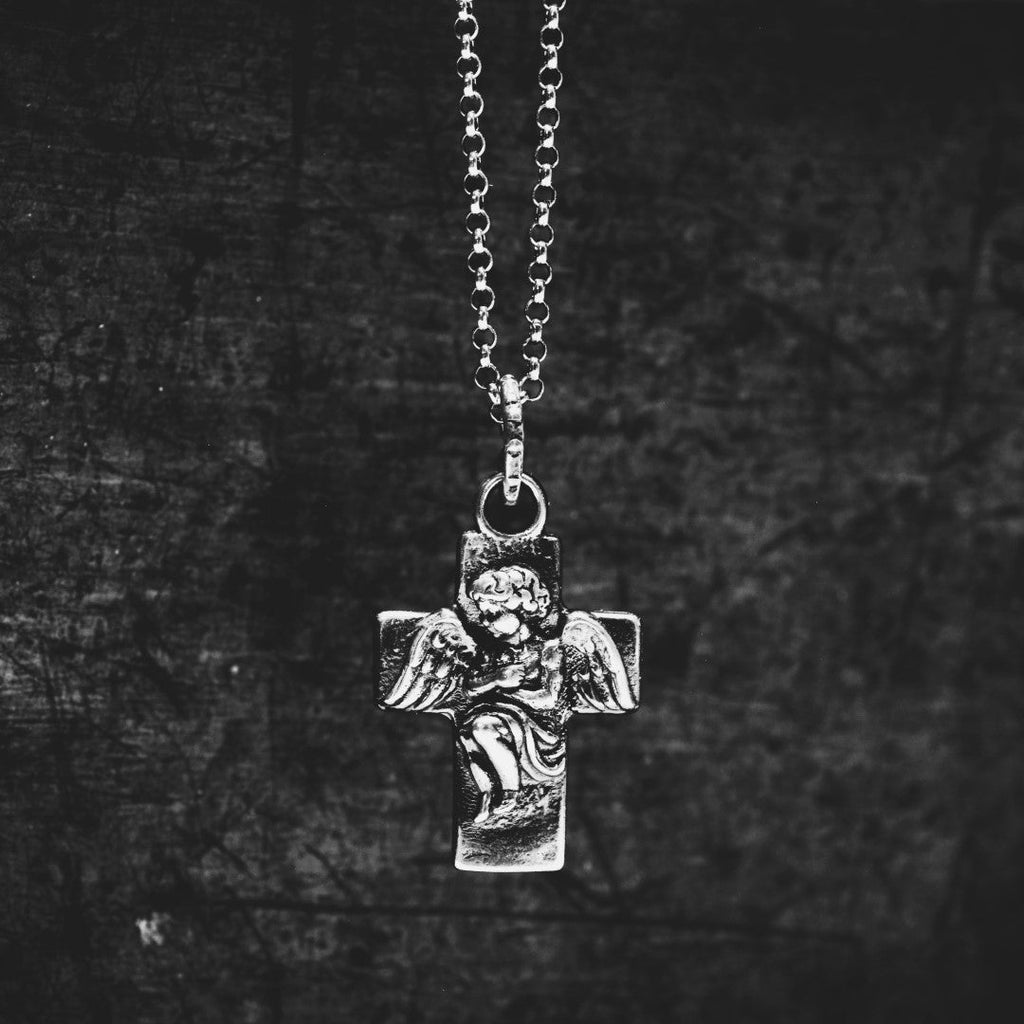 „Engelsumarmung“-Kreuz-Anhänger aus 925er Silber – handgefertigter Talisman für Schutz und spirituelle Stärke, Skulpturenschmuck im Boho- und rustikalen Stil | Art Diva