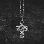 „Engelsumarmung“-Kreuz-Anhänger aus 925er Silber – handgefertigter Talisman für Schutz und spirituelle Stärke, Skulpturenschmuck im Boho- und rustikalen Stil | Art Diva