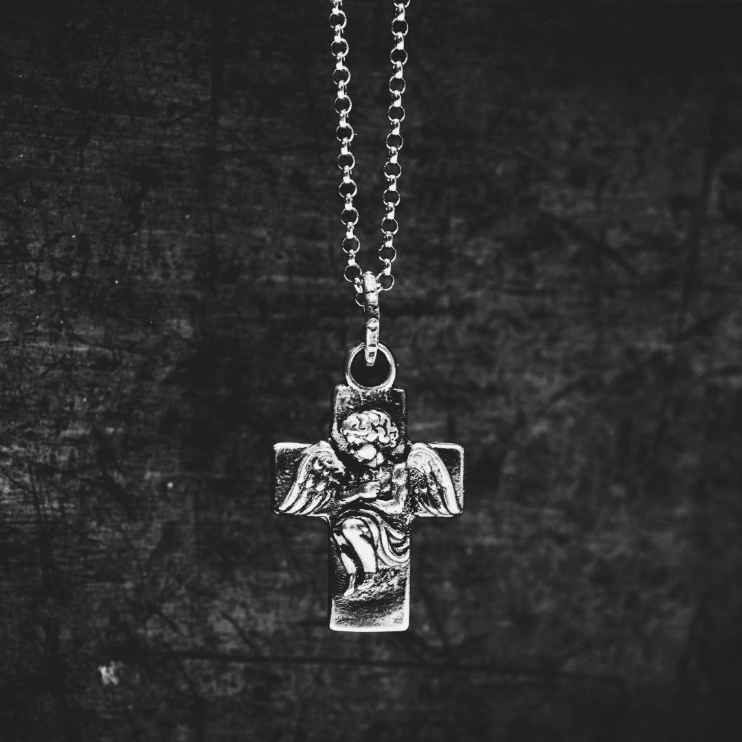 „Engelsumarmung“-Kreuz-Anhänger aus 925er Silber – handgefertigter Talisman für Schutz und spirituelle Stärke, Skulpturenschmuck im Boho- und rustikalen Stil | Art Diva