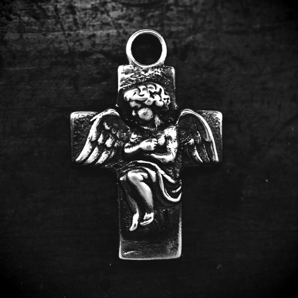 „Engelsumarmung“-Kreuz-Anhänger aus 925er Silber – handgefertigter Talisman für Schutz und spirituelle Stärke, Skulpturenschmuck im Boho- und rustikalen Stil | Art Diva
