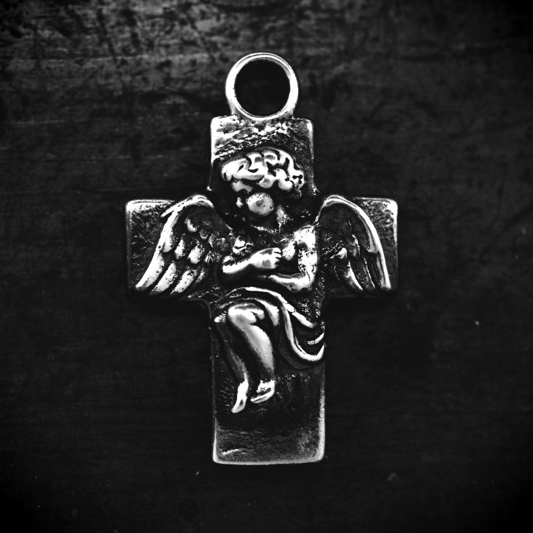 „Engelsumarmung“-Kreuz-Anhänger aus 925er Silber – handgefertigter Talisman für Schutz und spirituelle Stärke, Skulpturenschmuck im Boho- und rustikalen Stil | Art Diva