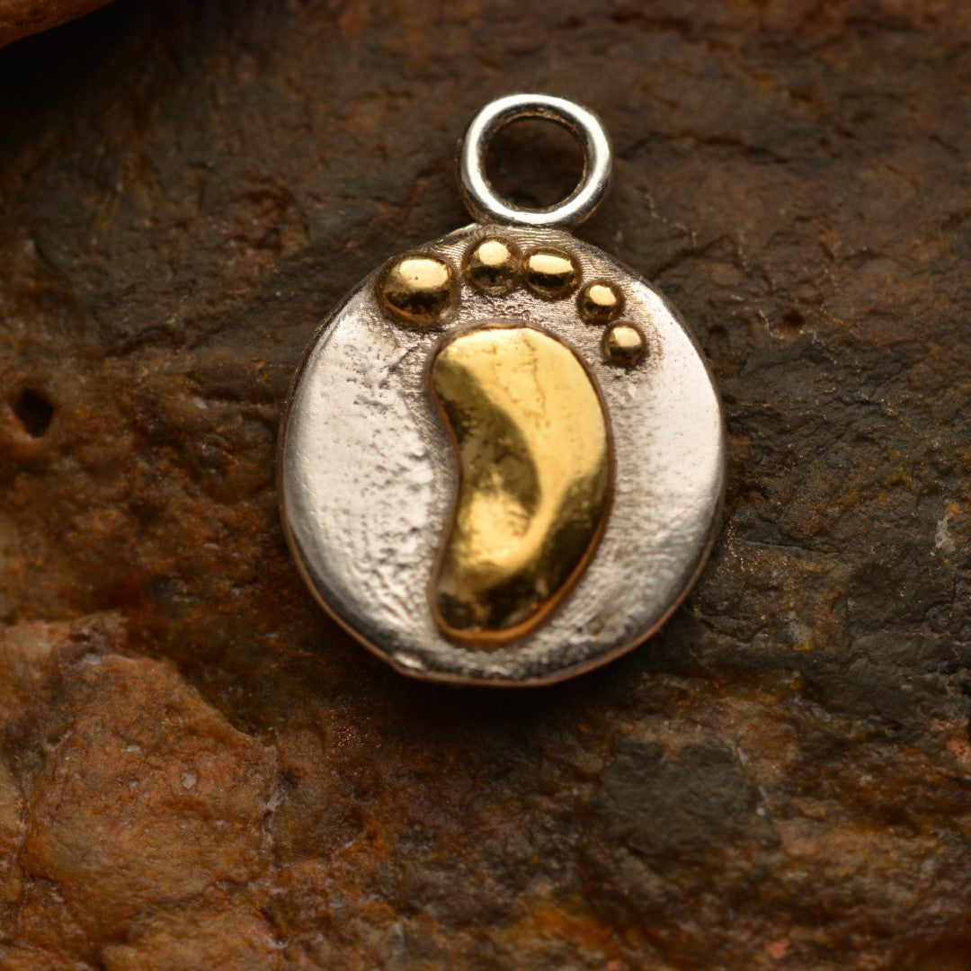 „Amulett für neues Leben“-Babyfüßchen-Anhänger aus 925er Silber mit goldfarbenen Akzenten | Art Diva