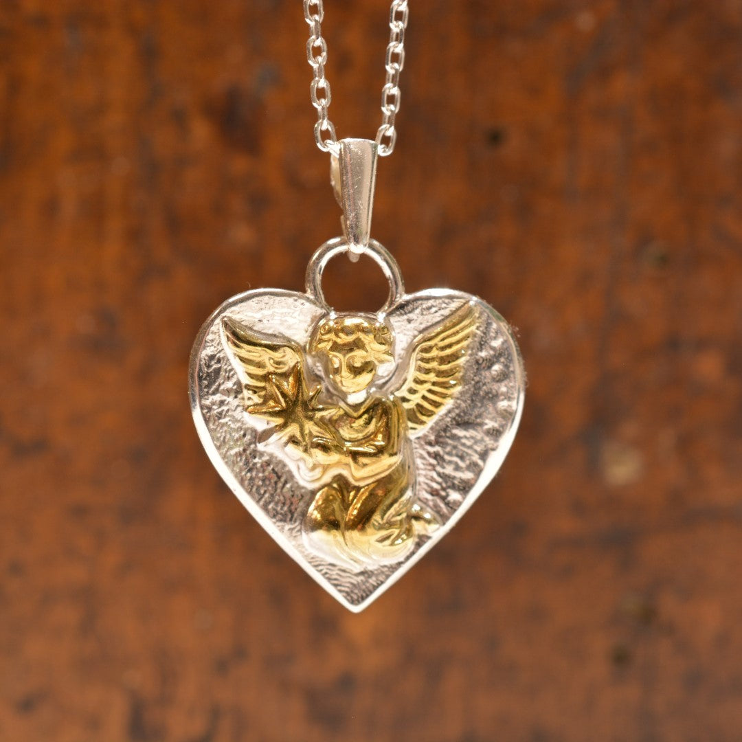 „Himmelsengel mit Stern“-Anhänger aus 925er Silber – handgefertigter Talisman für Liebe und spirituellen Schutz, Skulpturenschmuck im Boho- und rustikalen Stil | Art Diva
