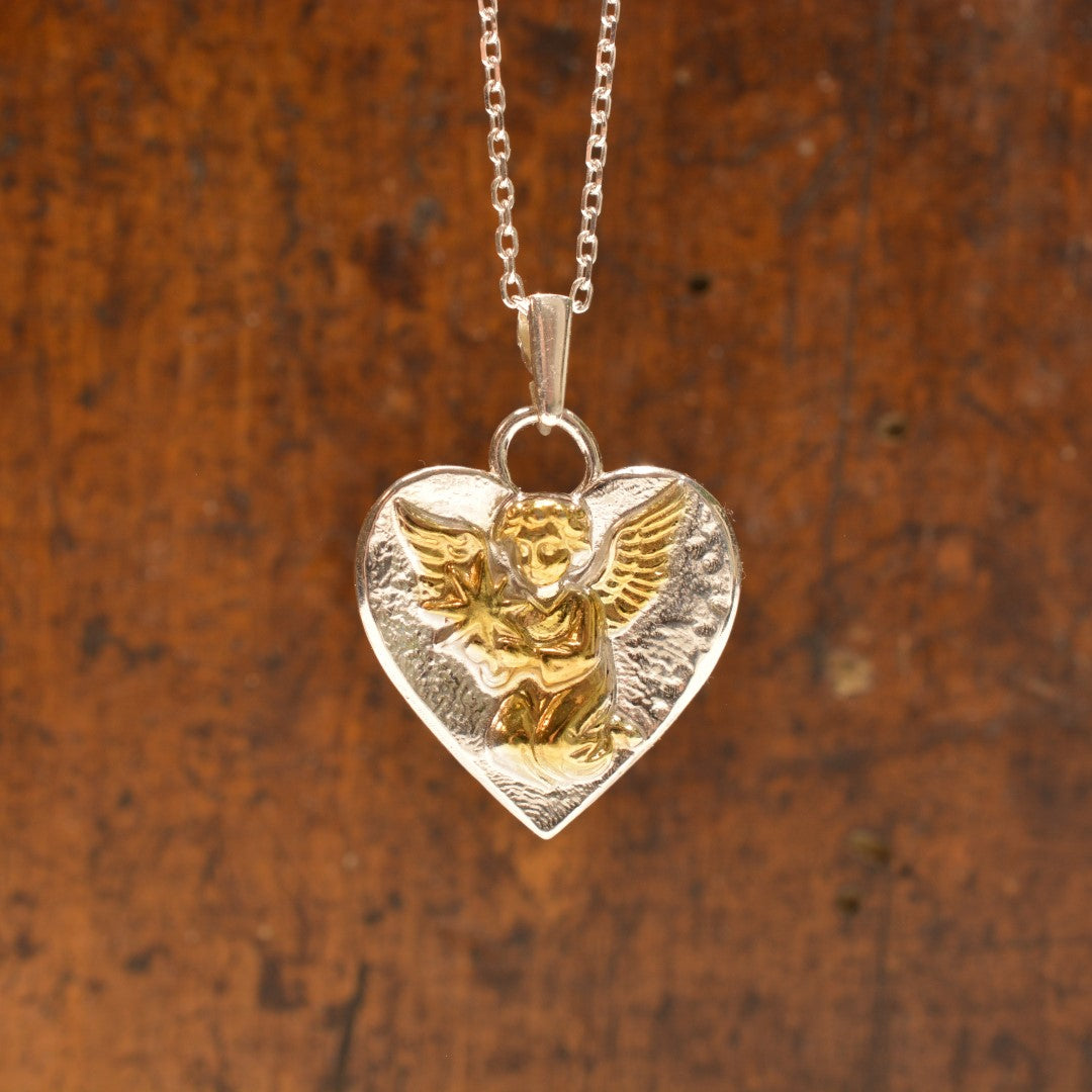„Himmelsengel mit Stern“-Anhänger aus 925er Silber – handgefertigter Talisman für Liebe und spirituellen Schutz, Skulpturenschmuck im Boho- und rustikalen Stil | Art Diva