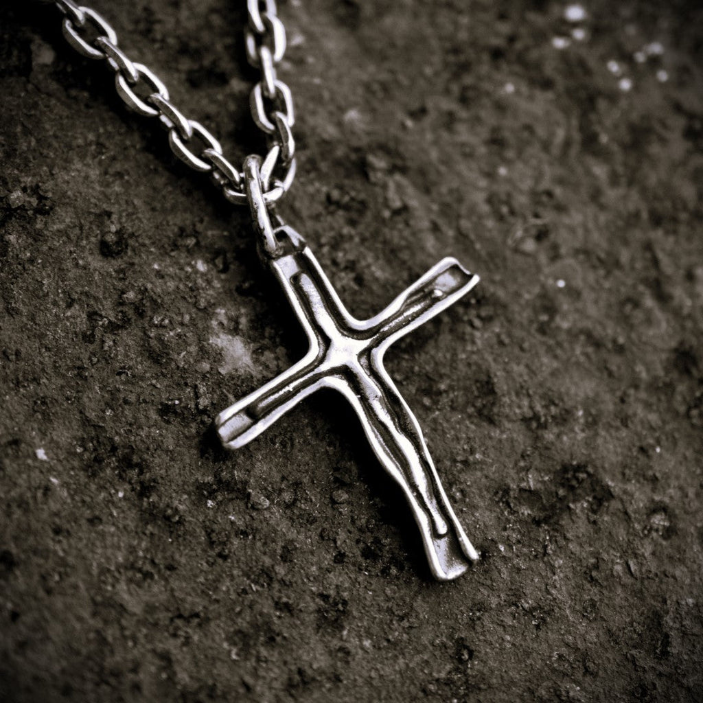 Kreuz-Anhänger für Damen aus 925er Silber – handgefertigt mit oxidierter Oberfläche im Boho-Rustik-Stil | Art Diva