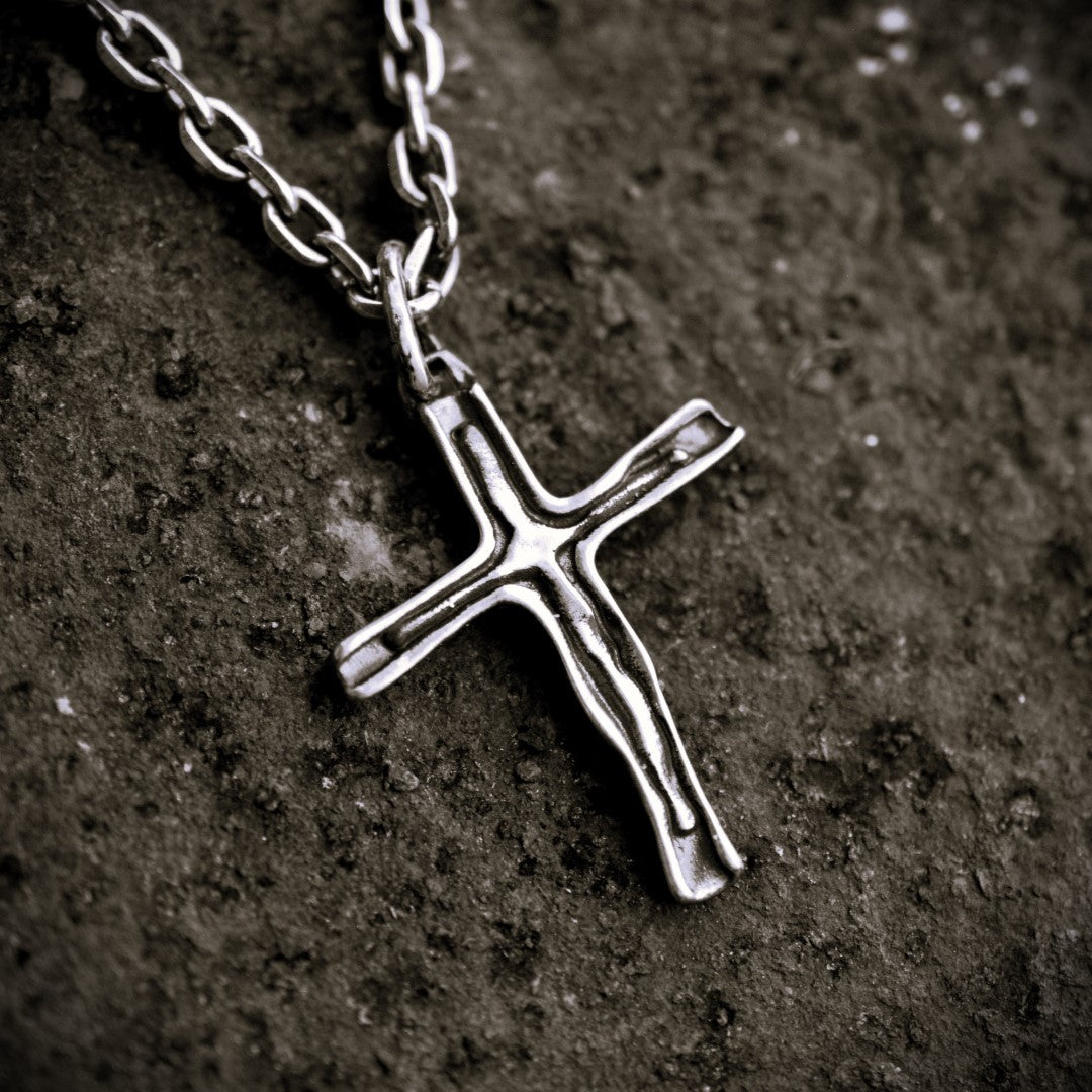 Kreuz-Anhänger für Damen aus 925er Silber – handgefertigt mit oxidierter Oberfläche im Boho-Rustik-Stil | Art Diva