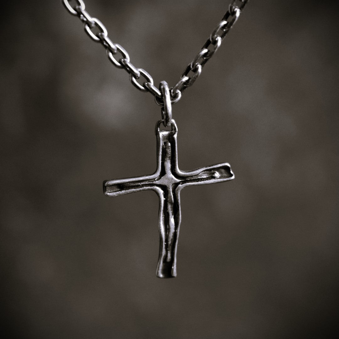 Kreuz-Anhänger für Damen aus 925er Silber – handgefertigt mit oxidierter Oberfläche im Boho-Rustik-Stil | Art Diva