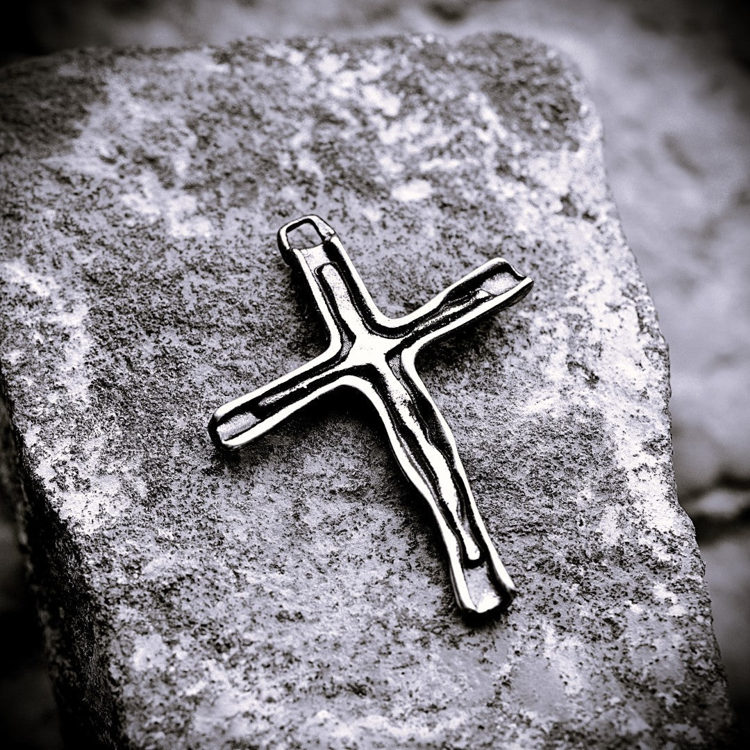 Kreuz-Anhänger für Damen aus 925er Silber – handgefertigt mit oxidierter Oberfläche im Boho-Rustik-Stil | Art Diva