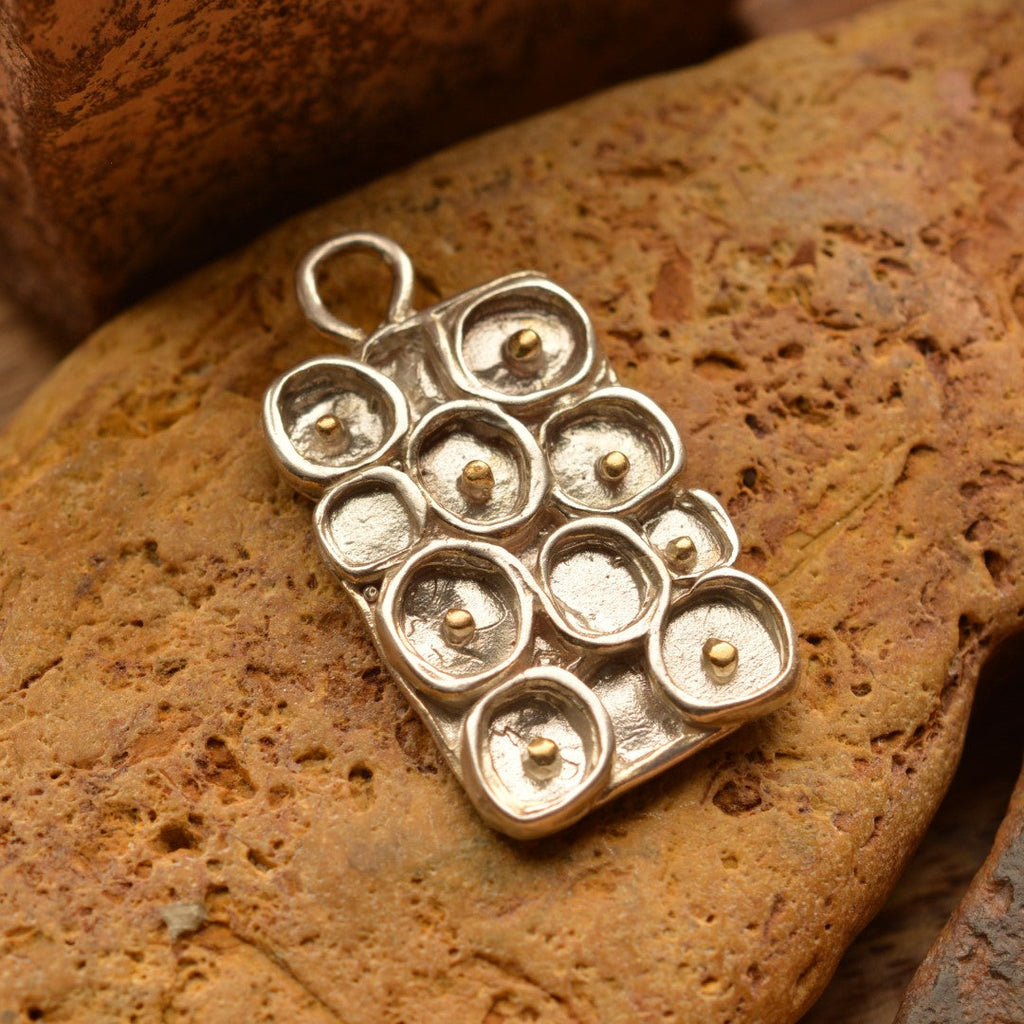 „Morgentau“ – Anhänger aus 925er Silber mit goldfarbenen Akzenten, handgefertigter Kunstschmuck | Art Diva