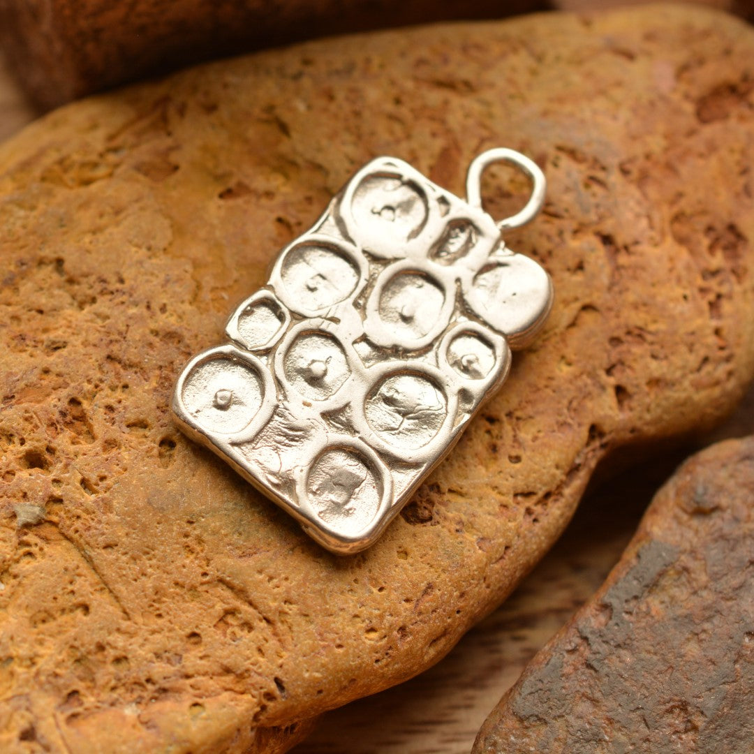 „Morgentau“ – Anhänger aus 925er Silber mit goldfarbenen Akzenten, handgefertigter Kunstschmuck | Art Diva