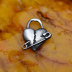 „Geflicktes Herz“-Anhänger aus 925er Silber mit Sicherheitsnadel – Symbol für erlebten Schmerz und bleibende emotionale Spuren, oxidierter Skulpturenschmuck im Boho- und rustikalen Stil | Art Diva