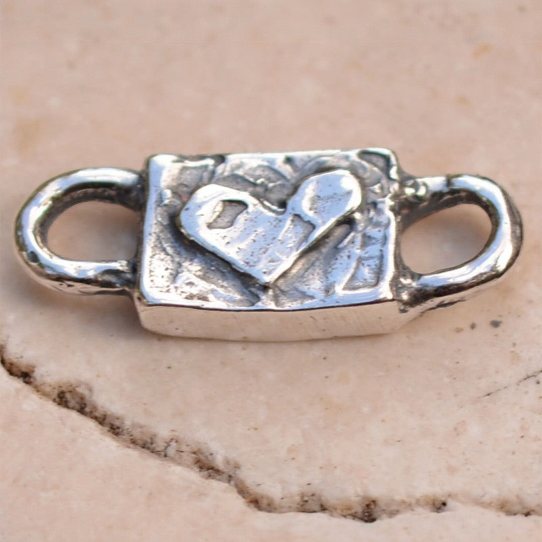Herz-Zwischenelement für Armbänder aus 925er Silber – handgefertigter Liebestalisman, Skulpturenschmuck im Boho- und rustikalen Stil | Art Diva