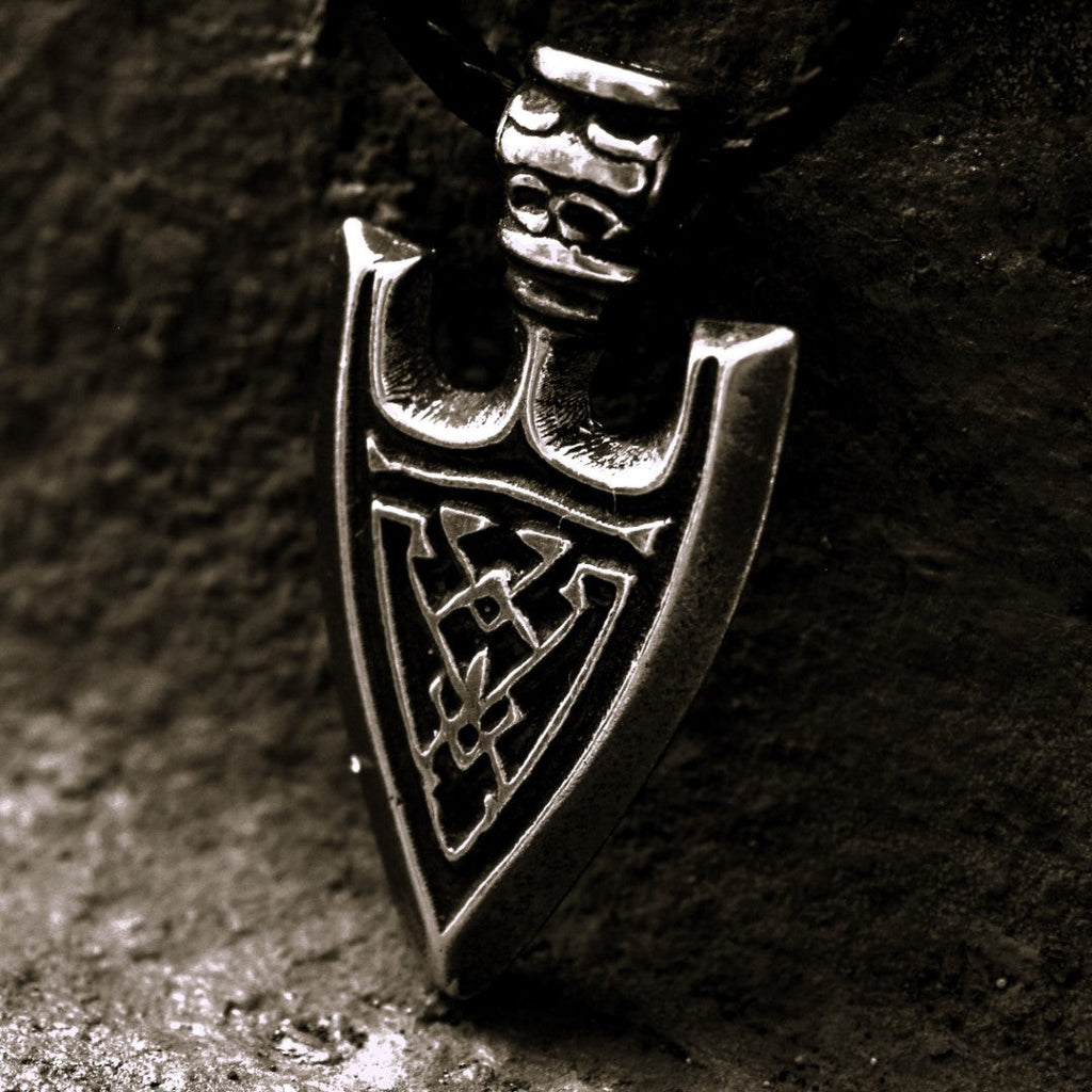 „Pfeilspitze“ – handgefertigter Anhänger aus 925er Silber, Talisman für Schutz und Stärke, Skulpturenschmuck im Boho- und rustikalen Stil | Art Diva