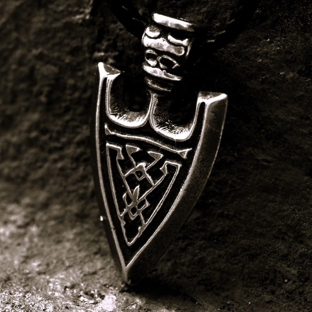 „Pfeilspitze“ – handgefertigter Anhänger aus 925er Silber, Talisman für Schutz und Stärke, Skulpturenschmuck im Boho- und rustikalen Stil | Art Diva