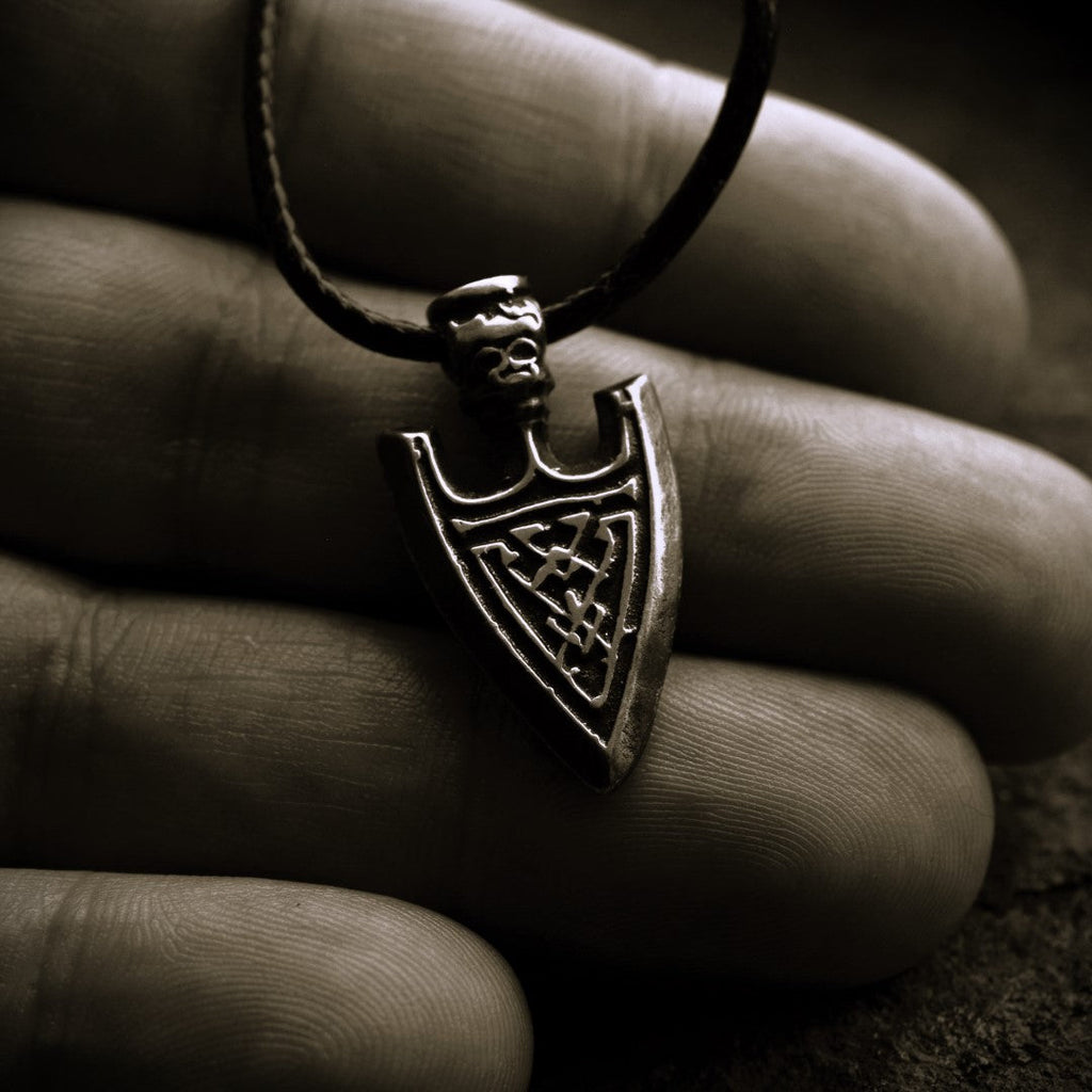 „Pfeilspitze“ – handgefertigter Anhänger aus 925er Silber, Talisman für Schutz und Stärke, Skulpturenschmuck im Boho- und rustikalen Stil | Art Diva
