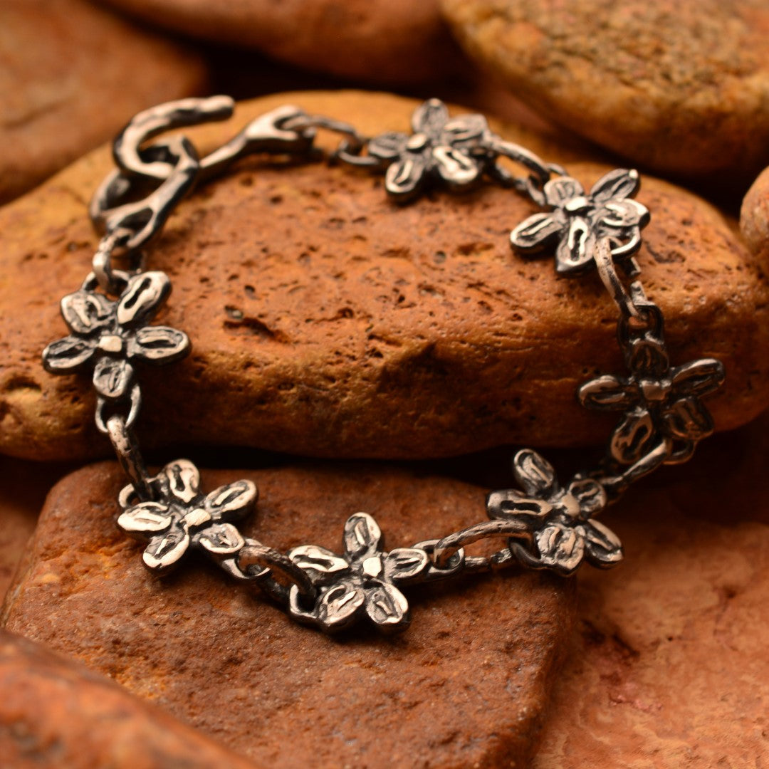 „Wiesenblumen“-Armband aus 925er Silber – Talisman für Zartheit und einen freien Geist, oxidierter skulpturaler Schmuck im Boho-Rustik-Stil | Art Diva